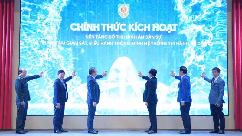 Phó Thủ tướng Chính phủ Hồ Quốc Dũng; Bộ trưởng Tư pháp Nguyễn Hải Ninh và các đại biểu nhấn nút kích hoạt Nền tảng số thi hành án dân sự và Trung tâm Giám sát, Điều hành thông minh Hệ thống thi hành án dân sự. (Ảnh: TL)