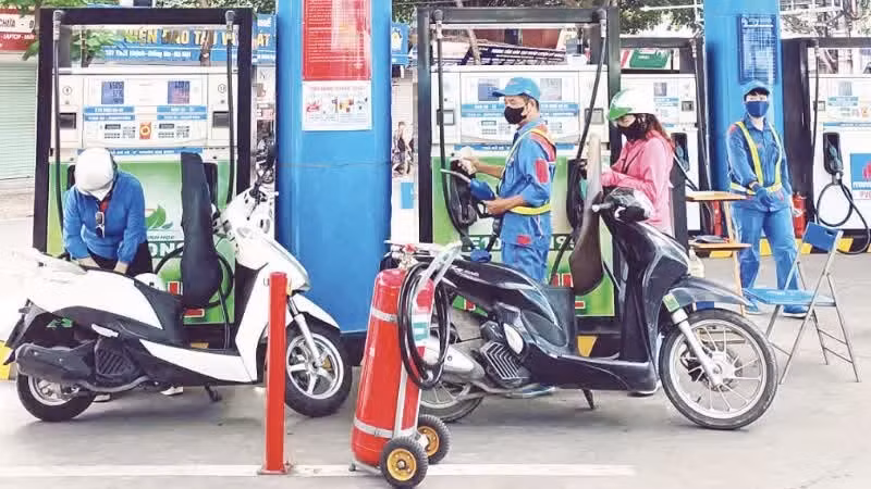 Người dân mua xăng E10 tại cửa hàng kinh doanh xăng dầu trên phố Thái Thịnh, Hà Nội. (Ảnh: ND)