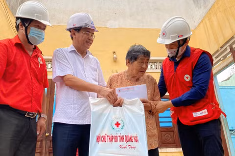 Hoạt động chăm lo, hỗ trợ người có hoàn cảnh khó khăn - một trong những lĩnh vực trọng tâm của Hội Chữ thập đỏ Việt Nam. (Ảnh: CTV)