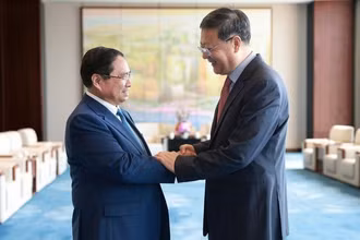 Bí thư Thành ủy Thượng Hải Trần Cát Ninh đón Thủ tướng Phạm Minh Chính thăm Thượng Hải. (Ảnh: VGP/Nhật Bắc)