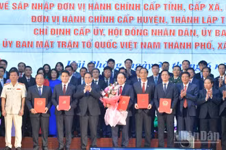 Thủ tướng Phạm Minh Chính chúc mừng lãnh đạo thành phố Hải Phòng (mới) nhận các Quyết định Trung ương. (Ảnh: THANH GIANG)