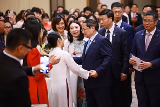 Thủ tướng Phạm Minh Chính với bà con cộng đồng người Việt Nam tại Trung Quốc. (Ảnh: Nhật Bắc/VGP)