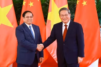 Thủ tướng Phạm Minh Chính và Thủ tướng Trung Quốc Lý Cường trước khi bắt đầu cuộc hội đàm chiều ngày 24/6. (Ảnh: VGP/NHẬT BẮC)