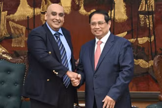 Thủ tướng Chính phủ Phạm Minh Chính và ông Ali Ijaz Ahmad, Chủ tịch kiêm Tổng Giám đốc Makara Capital Partner. (Ảnh: TRẦN HẢI)