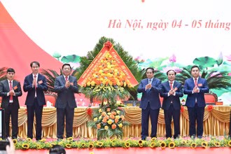 Bí thư Đảng ủy Chính phủ, Thủ tướng Chính phủ Phạm Minh Chính tặng hoa chúc mừng Đại hội đại biểu Đảng bộ Bộ Xây dựng lần thứ I, nhiệm kỳ 2025-2030. (Ảnh: TRẦN HẢI)