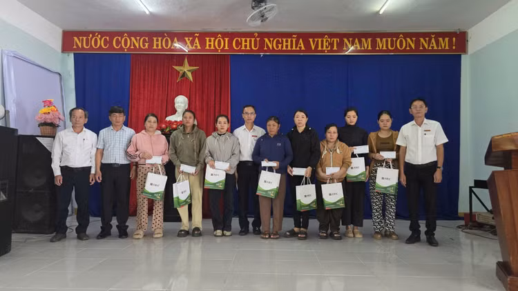 Lễ trao hỗ trợ an sinh cho thân nhân 19 gia đình ngư dân tàu cá QNa-90859-TS còn mất tích (Nguồn: ABIC)