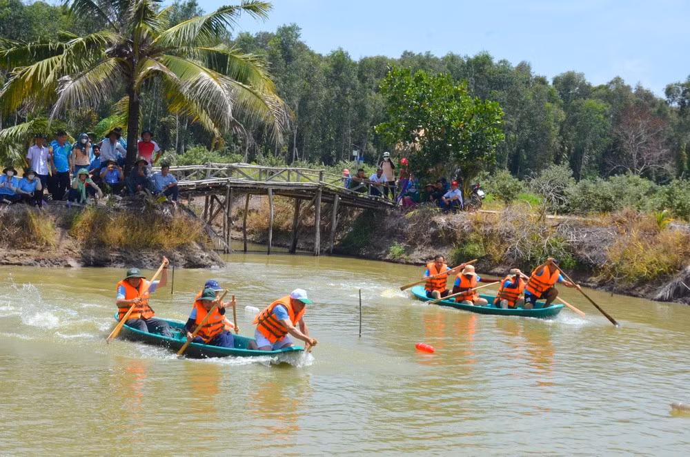 Xuồng ba lá khá thân thuộc với người dân miền Tây, nhất là vào mùa nước nổi.