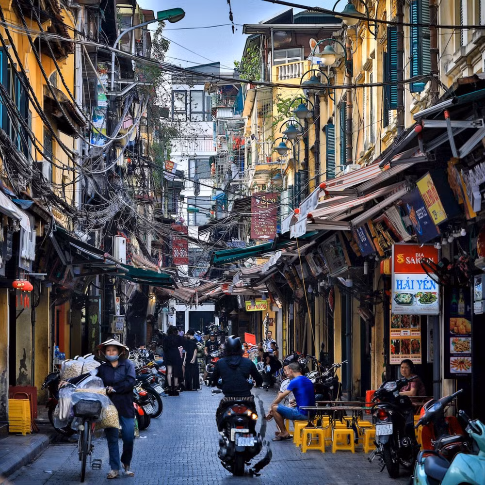 "Ngã tư quốc tế" Tạ Hiện-Lương Ngọc Quyến trong khu phố cổ Hà Nội. Ảnh: Thành Đạt