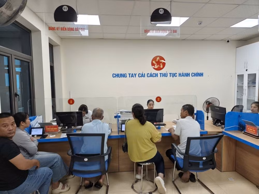 Chính phủ ước tính việc cắt giảm này có thể giúp người dân, doanh nghiệp giảm tới 50% thời gian thực hiện cũng như chi phí tuân thủ so năm 2024. (Ảnh: Minh Phương)