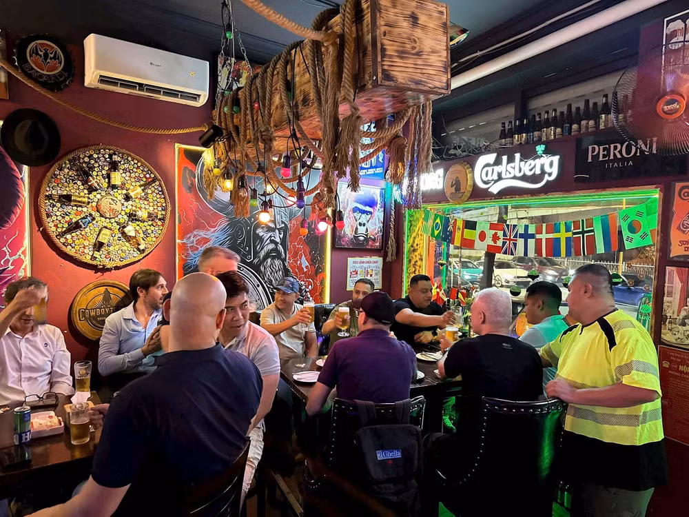 Những người bạn Mexico và Colombia hân hoan trong ngày khai mạc World Cup 2026. Ảnh: Viking Beer