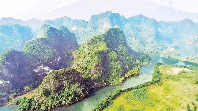 Một góc Quần thể danh thắng Tràng An nhìn từ trên cao.