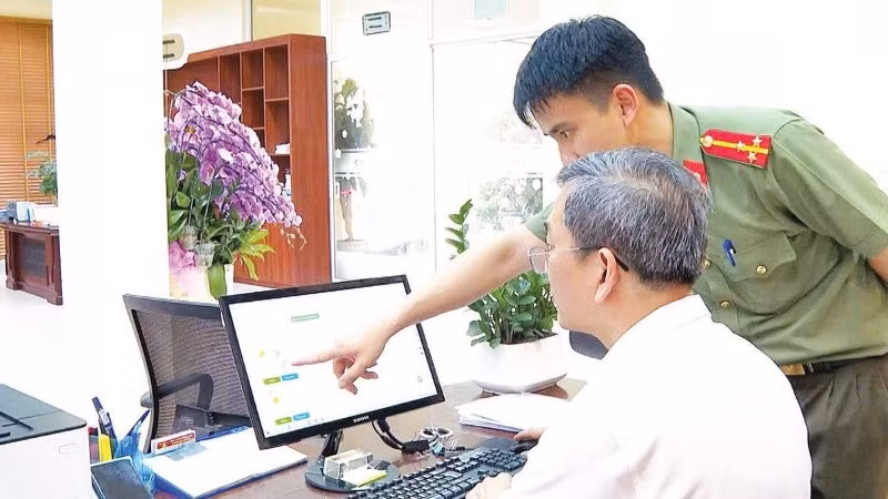 Cán bộ phòng Quản lý xuất nhập cảnh Công an tỉnh Hưng Yên hướng dẫn nhân viên tại doanh nghiệp, cơ sở lưu trú, trung tâm sử dụng phần mềm khai báo mới của Bộ Công an.