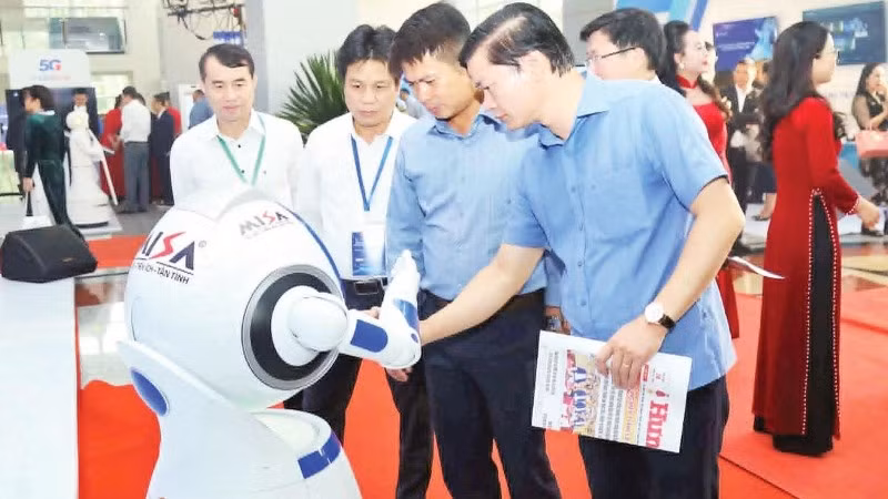 Trình diễn robot tại Diễn đàn khoa học, công nghệ, đổi mới sáng tạo và chuyển đổi số tỉnh Hưng Yên.