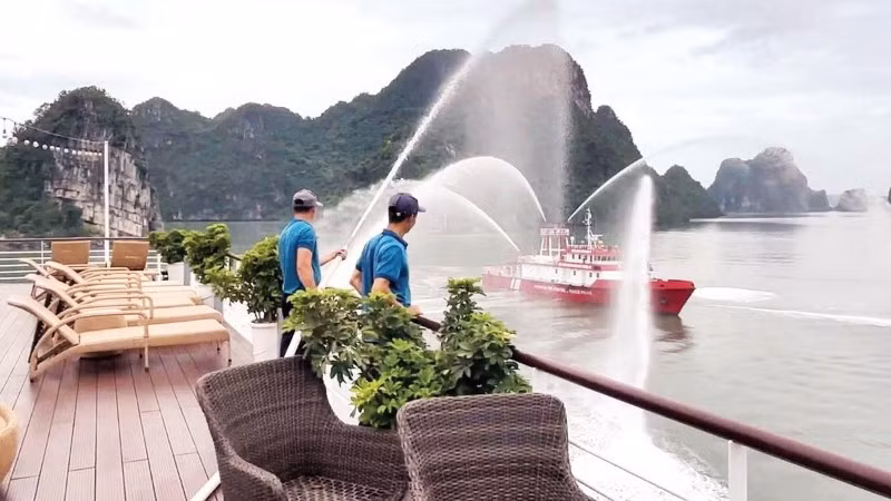 Thực tập phương án chữa cháy trên biển cho thuyền viên.