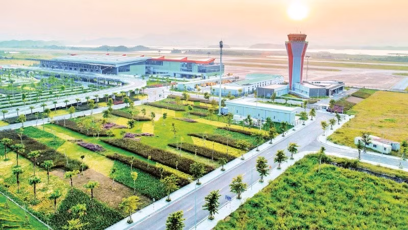 Cảng hàng không quốc tế Vân Đồn kết nối đặc khu Vân Đồn với các trung tâm kinh tế lớn trong nước và quốc tế.