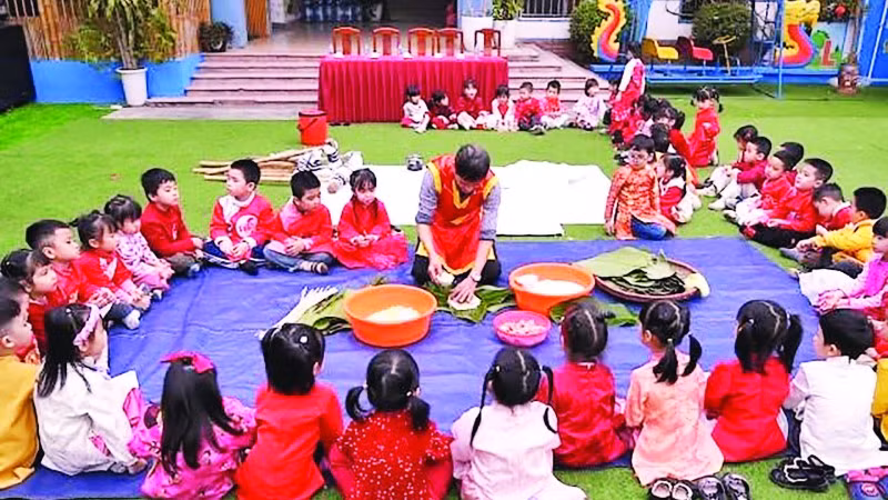 Học sinh trải nghiệm gói bánh chưng.