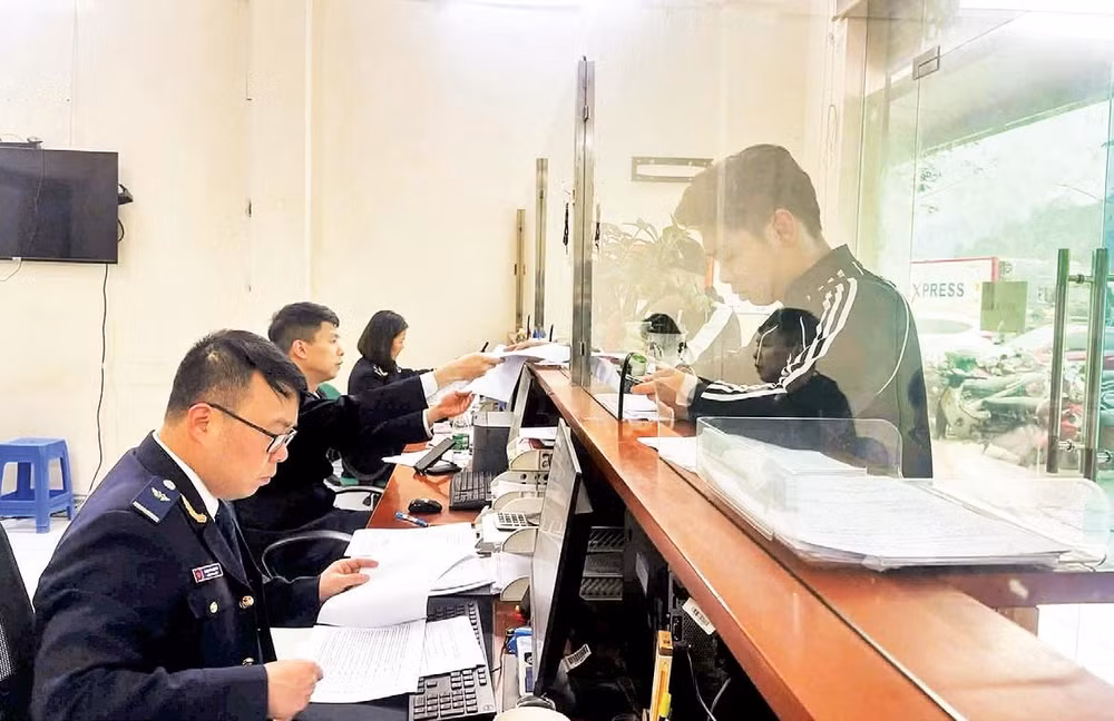 Cán bộ Hải quan Cửa khẩu Tân Thanh làm thủ tục cho các doanh nghiệp xuất, nhập khẩu.
