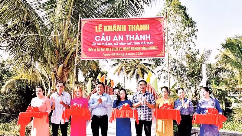Hợp tác xã nông nghiệp Vĩnh Cường xây tặng nhiều cây cầu nông thôn tại xã Vĩnh Mỹ (Cà Mau).