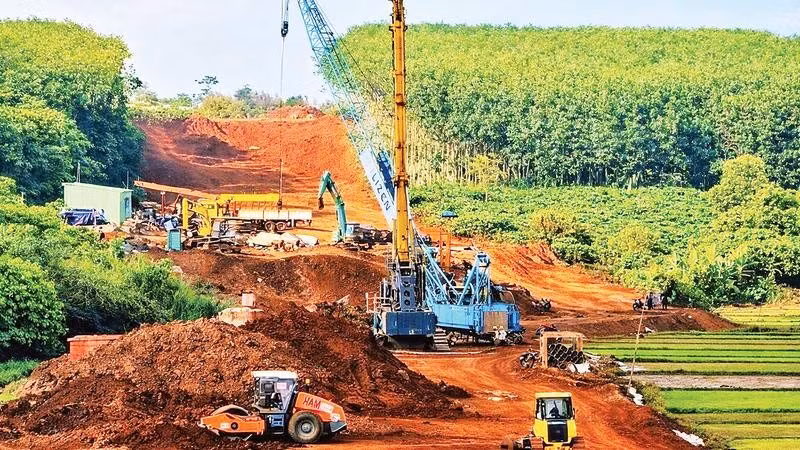 Dự án cao tốc Pleiku-Quy Nhơn đang được triển khai, tạo thêm dư địa để hình thành các vùng sản xuất, chế biến và dịch vụ mới trên địa bàn tỉnh Gia Lai.