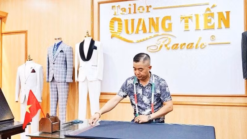 Cơ sở may complet, veston Quang Tiến, xã Chuyên Mỹ.