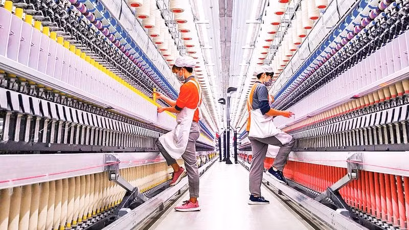 Công nghiệp được xem là "đầu kéo" tăng trưởng tại Lâm Đồng (Trong ảnh: Sản xuất sợi len lông cừu xuất khẩu tại phường Xuân Trường-Đà Lạt).