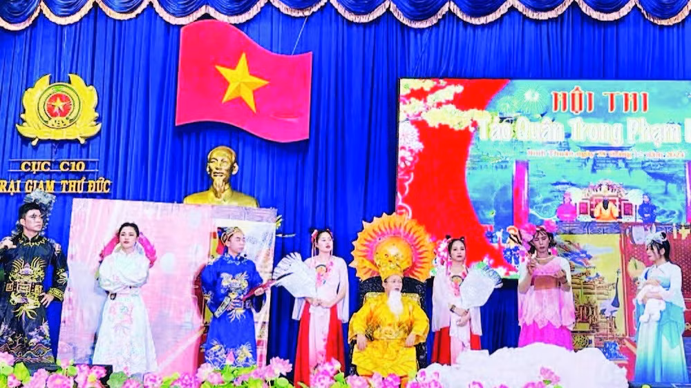 Các phạm nhân biểu diễn văn nghệ.