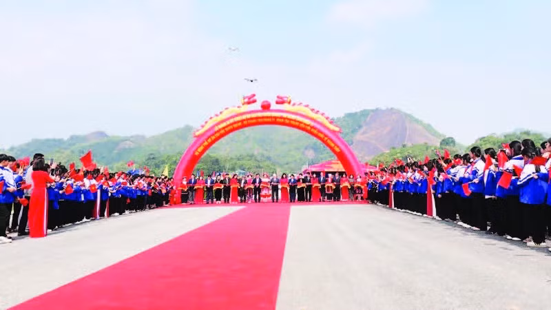 Lễ cắt băng thông xe kỹ thuật dự án đường cao tốc Tuyên Quang-Hà Giang giai đoạn 1.