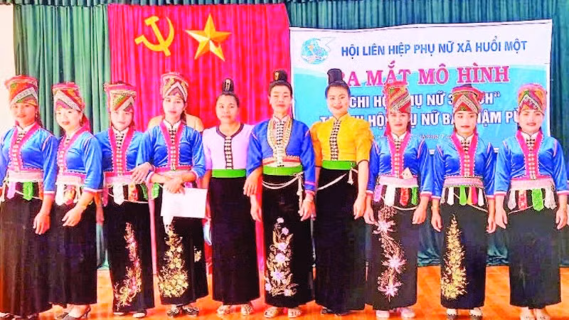 Bà Lò Thị Thi (áo vàng) trong lần ra mắt mô hình “Chi hội phụ nữ 3 sạch” tại bản Nậm Pù.