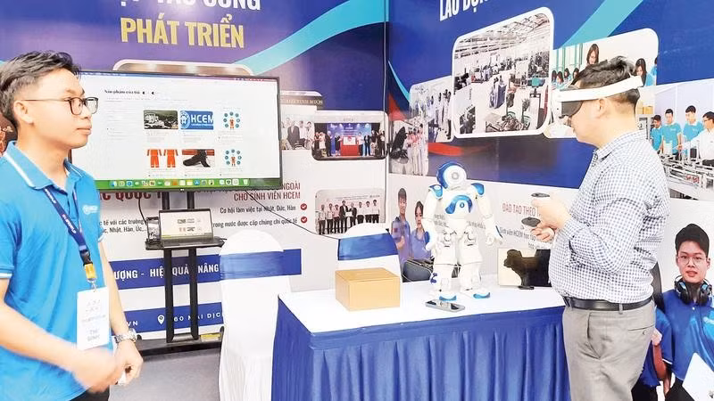 Trưng bày các giải pháp công nghệ thúc đẩy chuyển đổi số tại Thành phố Hồ Chí Minh.