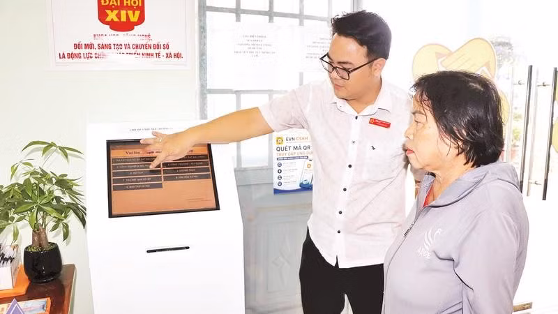 Cán bộ Trung tâm Phục vụ hành chính công xã Phước An hỗ trợ người dân đến làm thủ tục hành chính.