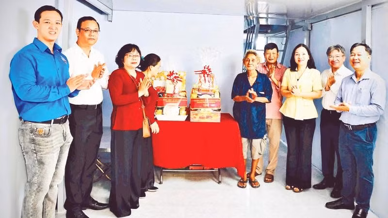 Trao nhà đại đoàn kết tặng hộ dân có hoàn cảnh khó khăn tại phường Chợ Quán.