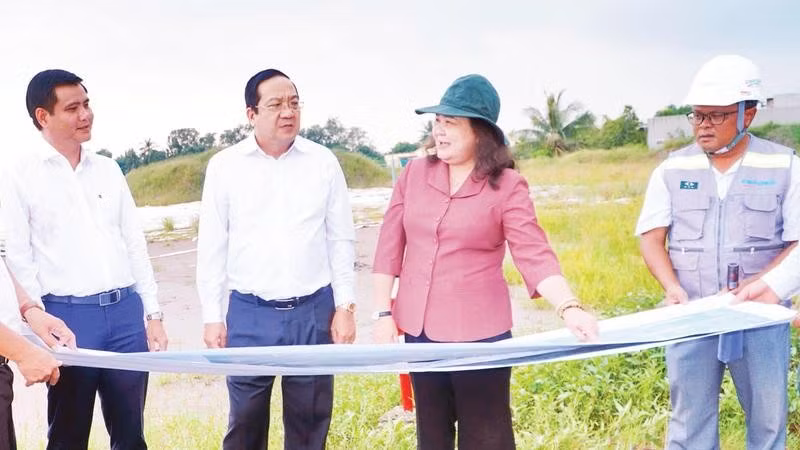 Lãnh đạo Tỉnh ủy và Ủy ban nhân dân tỉnh Tây Ninh cùng đoàn công tác đi kiểm tra tiến độ thi công.