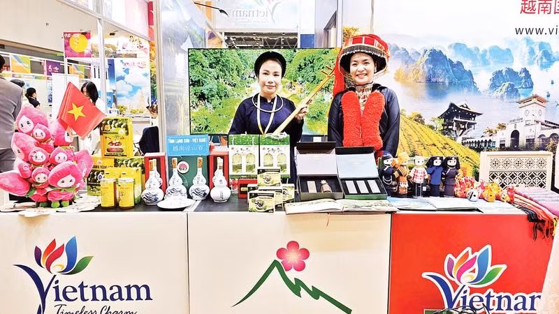 Các sản phẩm của Lạng Sơn được trưng bày và giới thiệu tại Triển lãm Du lịch Trung Quốc-ASEAN lần thứ 23 tại Quế Lâm, Trung Quốc (Ảnh MINH ĐỨC)