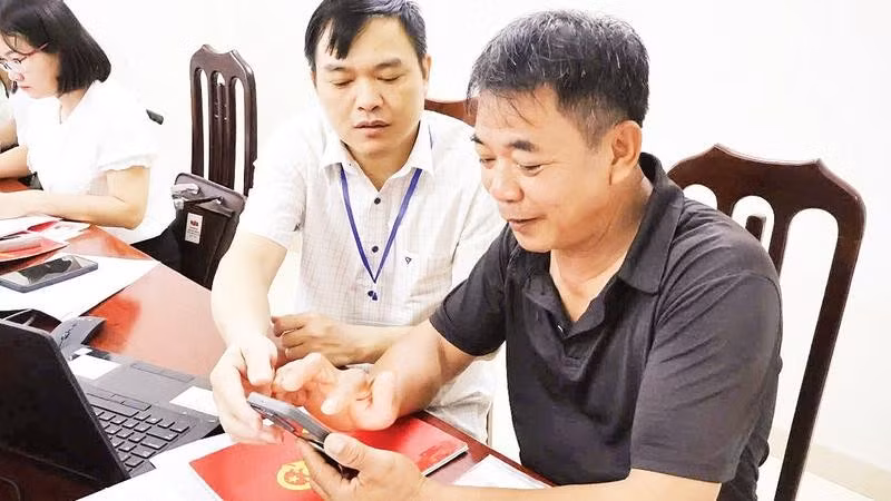 Cán bộ Trung tâm phục vụ hành chính công xã Thung Nai hướng dẫn người dân thôn Thống Nhất làm thủ tục.