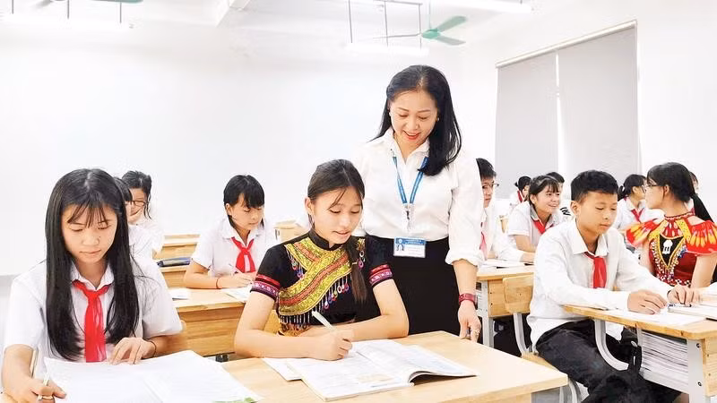 Cô và trò Trường phổ thông nội trú tiểu học và trung học cơ sở Minh Tân dạy và học trong ngôi trường mới khang trang, sạch đẹp.
