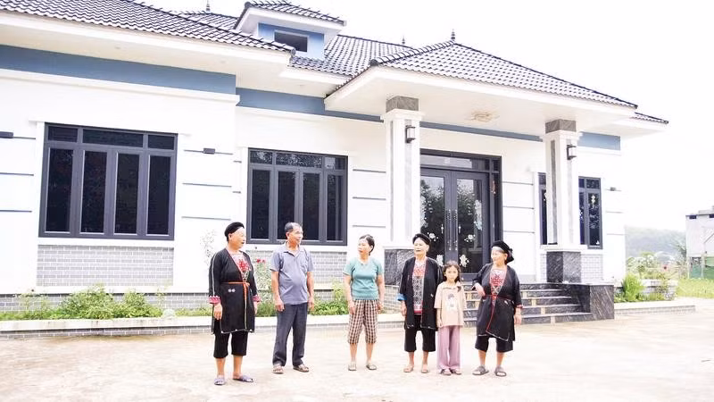 Bí thư Chi bộ thôn Cây Nhãn Tạ Văn Quang (thứ 2, từ trái sang) trao đổi cùng người dân trong thôn.