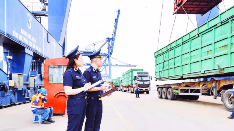 Hải quan cửa khẩu cảng Hòn Gai giám sát hàng hóa xuất nhập khẩu qua cảng.