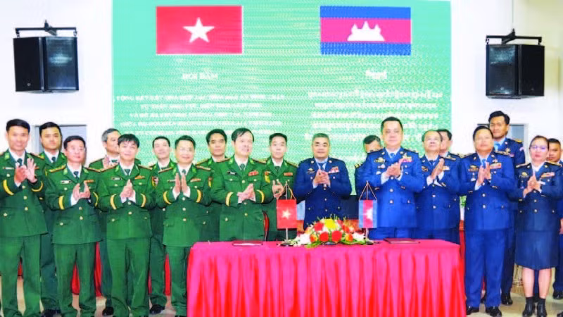 Ký biên bản hợp tác quản lý, bảo vệ biên giới giữa Bộ đội Biên phòng tỉnh Gia Lai và Ty Công an tỉnh Ratanakiri.