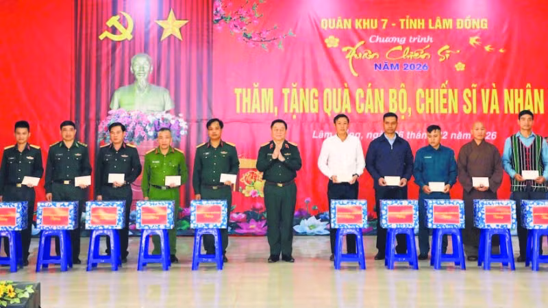 Đại tướng Nguyễn Trọng Nghĩa tặng quà cán bộ, chiến sĩ và nhân dân xã Quảng Trực, tỉnh Lâm Đồng.