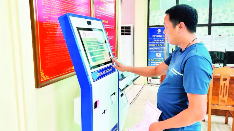 Người dân đến làm thủ tục hành chính tại trung tâm Phục vụ hành chính công xã Tiên Lữ.