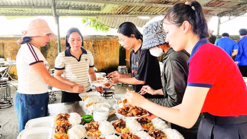 Những bữa cơm nghĩa tình dành cho đồng bào vùng lũ tại xã Tam Giang.