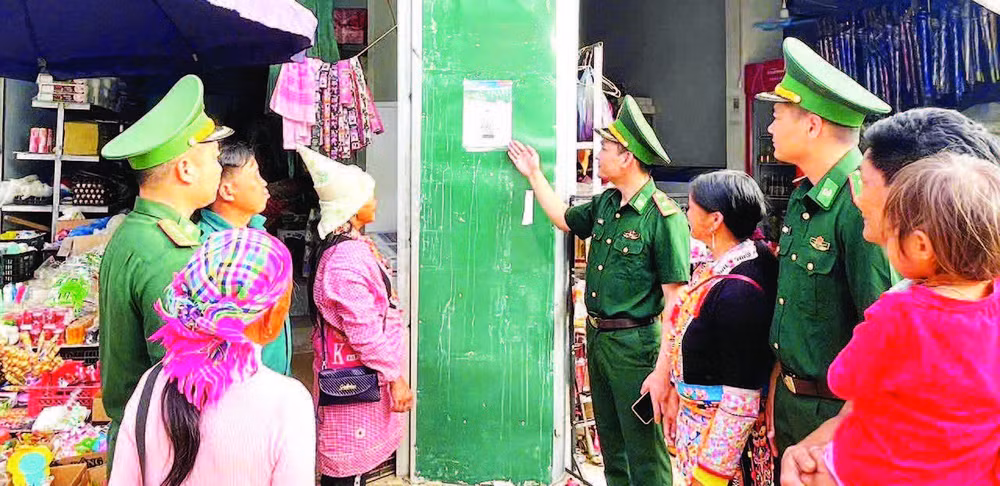 Mã QR cũng được dán ở những nơi đông người để bà con tiện thông báo khi cần.