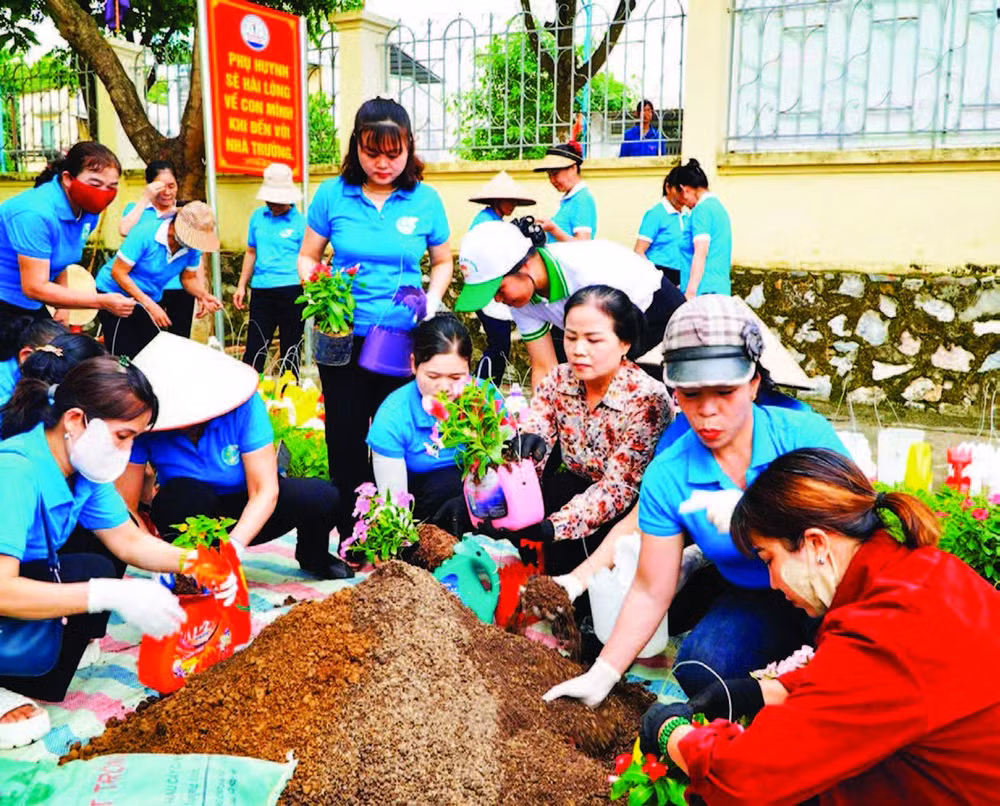 Người dân phường An Tường, tỉnh Tuyên Quang tái chế rác thải nhựa thành những bình trồng hoa.
