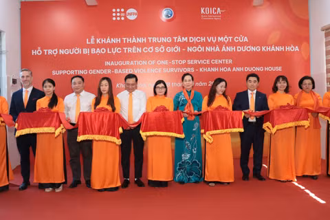 Các đại biểu tại lễ khai trương Ngôi nhà Ánh Dương tại Khánh Hòa. (Ảnh UNFPA)