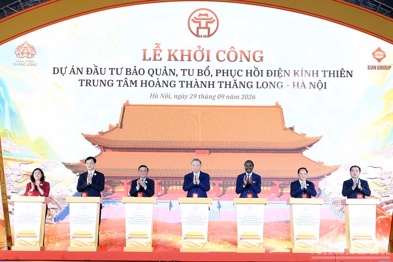Tổng Bí thư, Chủ tịch nước Tô Lâm và các đại biểu thực hiện nghi thức khởi công Dự án đầu tư bảo quản, tu bổ, phục hồi Điện Kính Thiên. (Ảnh: ĐĂNG KHOA)