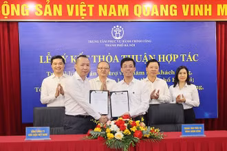 Đại diện Tổng công ty Bưu điện Việt Nam và Trung tâm phục vụ Hành chính công thành phố Hà Nội ký kết thỏa thuận hợp tác.