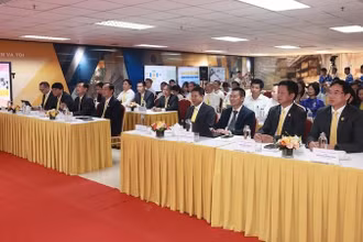 Các đại biểu tham dự buổi lễ.