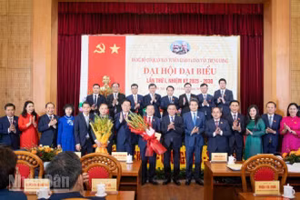 Đồng chí Trần Cẩm Tú và đồng chí Nguyễn Trọng Nghĩa chúc mừng Ban Chấp hành Đảng bộ cơ quan Ban Tuyên giáo và Dân vận Trung ương nhiệm kỳ 2025-2030. (Ảnh: SƠN TÙNG)