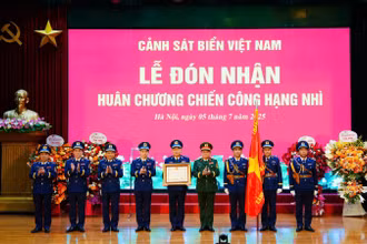Cảnh sát biển Việt Nam đón nhận Huân chương Chiến công hạng Nhì.