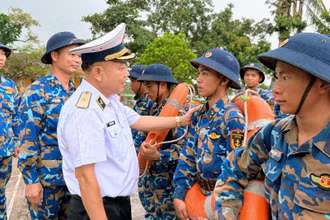 Chuấn Đô đốc Trần Xuân Văn, Bí thư Đảng uỷ, Chính uỷ Vùng 1 Hải quân kiểm tra công tác phòng, chống bão.